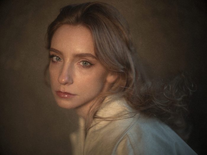 JULIA PORTRAIT GLOW-